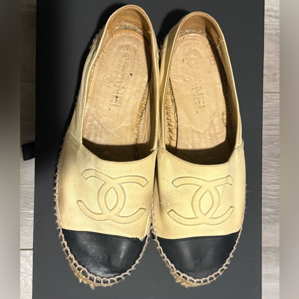 CHANEL Cream Leather Espadrilles with Black Cap Toe